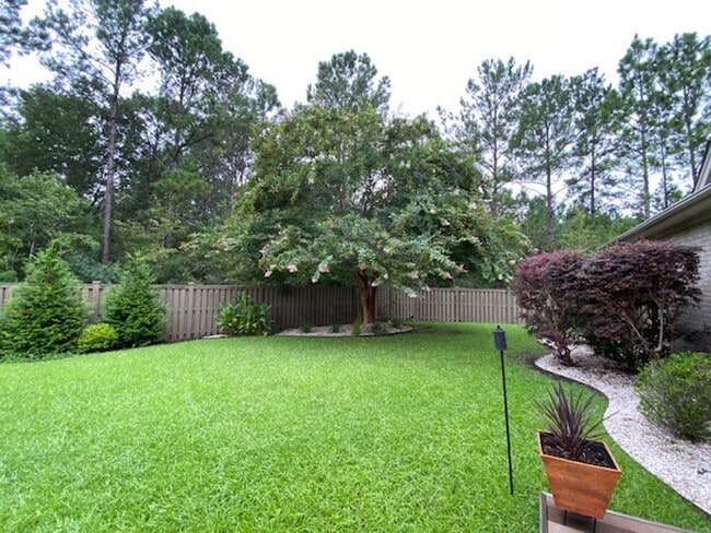Building Photo - Beautiful Fully Furnished 3 bed 2 bath hom...