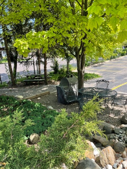 Idyllic picnic and barbecue area - 918 N Main St