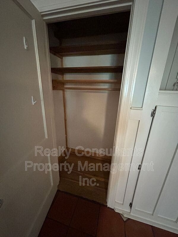 Building Photo - 2461 Lyndhurst Ave
