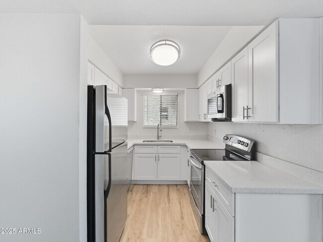 Building Photo - 4740 E Moreland St