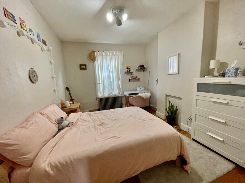 Building Photo - 686 Parker St