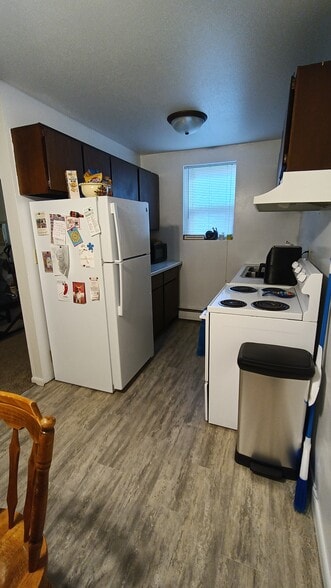 Kitchen - 605 Ravoux Rd