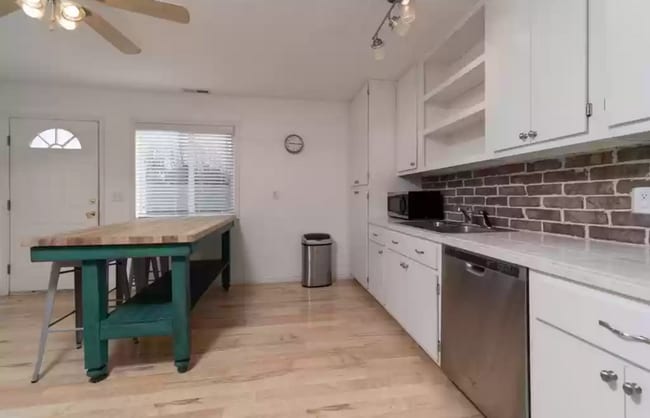 Building Photo - 2 bed 1.5 bath unit in the Meadows-$100 of...
