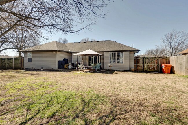 Building Photo - 100 Holly Ridge Rd