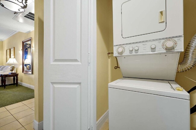 Building Photo - "Beautifully Furnished 3-Bedroom Condo in Desirable Heritage Crossing"