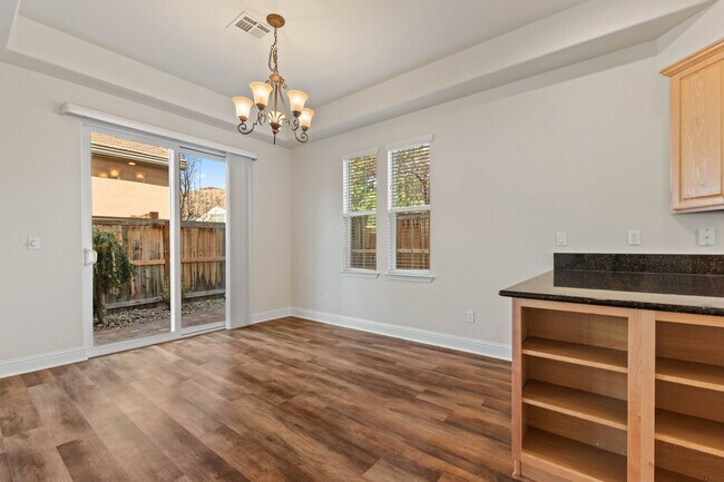 Building Photo - Gated Somersett Home!