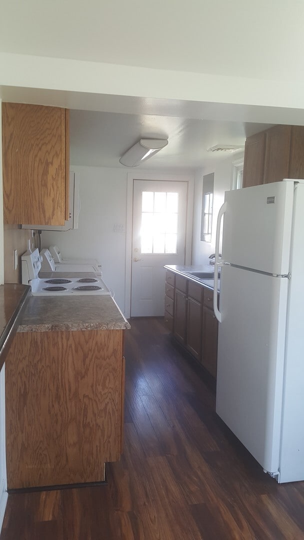 Building Photo - 104 N Cedar Ave