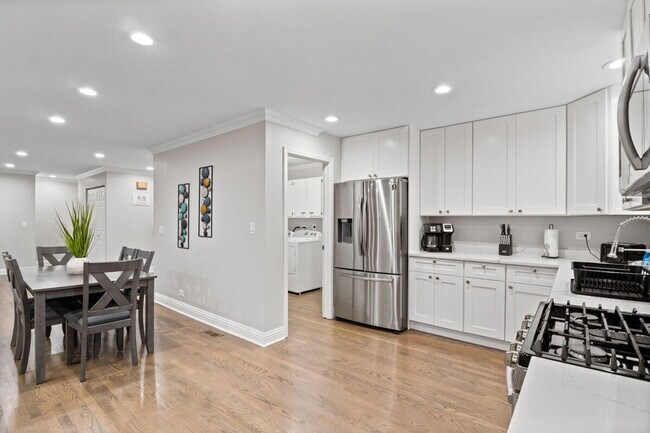 Building Photo - 1121 Johnston Dr