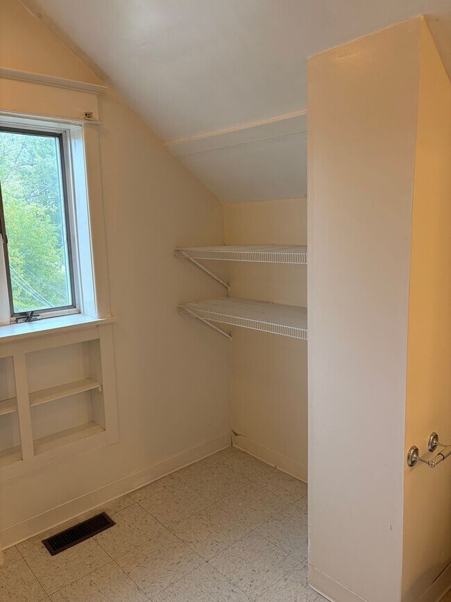 Building Photo - 2-Story 4 Bed/2 Bath Home with Basement & W/D