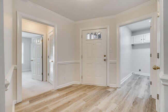 Building Photo - Charming 2 bed 2 bath condo with great water views in gated community in Charlotte on Lake Wylie!