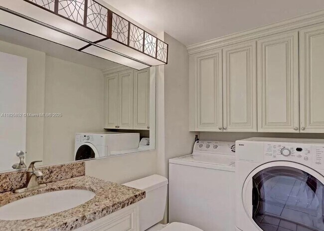 Building Photo - 1302 13th Ct