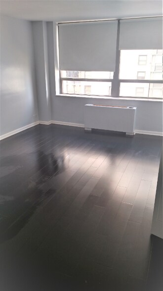 Building Photo - 5701 N Sheridan Rd