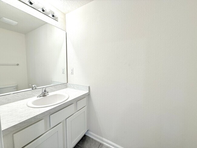 Building Photo - Newer Townhome in Ideal Location