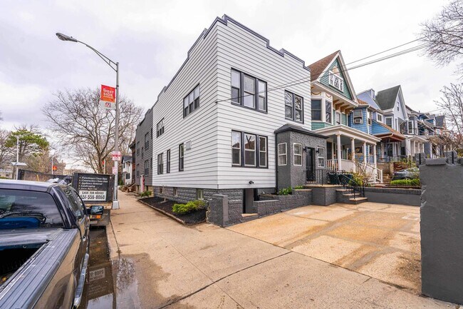 Building Photo - 152 Bentley Ave