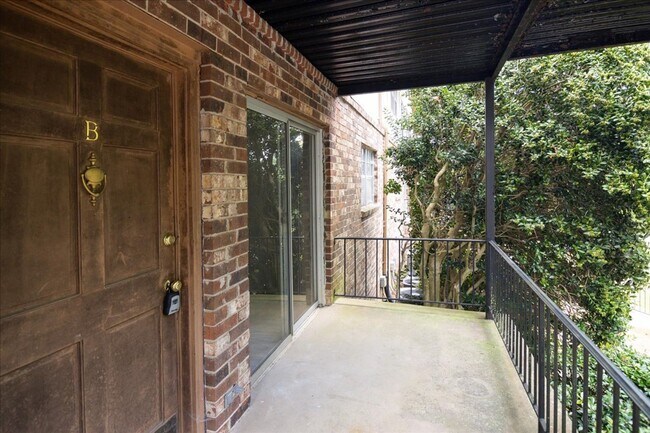 Building Photo - Newly Updated 1/1 Condo 1 Mile From Downto...