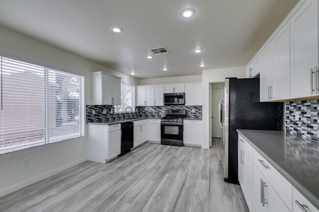 Building Photo - Stunning 4 bedroom, 2.5 bathroom