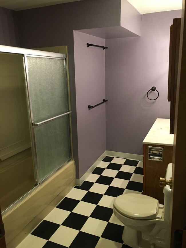 Building Photo - 3 Bed 1 Bath with Double Stall Garage