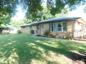 Building Photo - Beautiful 3 bedroom/2 bath blonde brick ra...