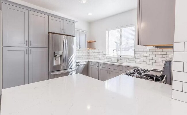 Building Photo - 3 bed 2.5 bath townhome in heart of Meridian