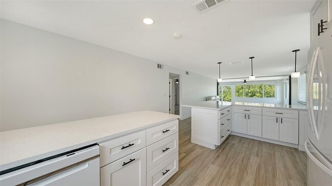 Building Photo - 909 Spanish Dr N