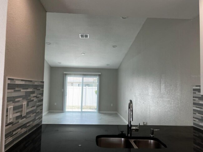 Building Photo - 1861 10th Ct