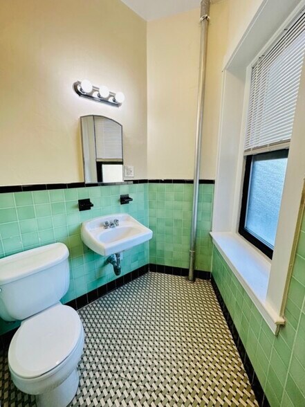 Building Photo - 504 Beacon St