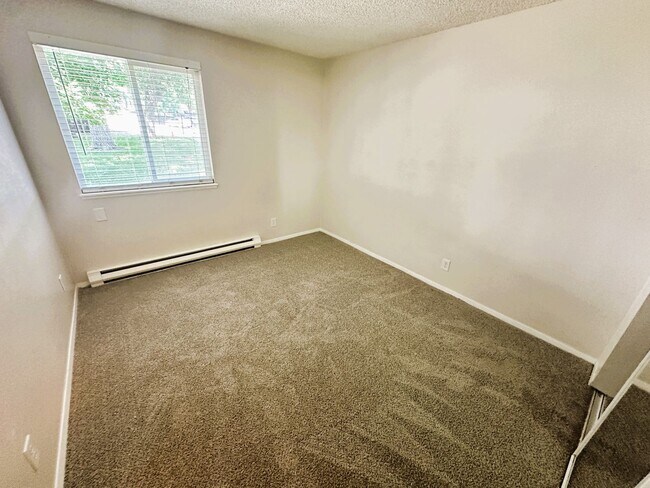 Building Photo - 2 bed 1 bath 2nd floor condo for rent. No ...