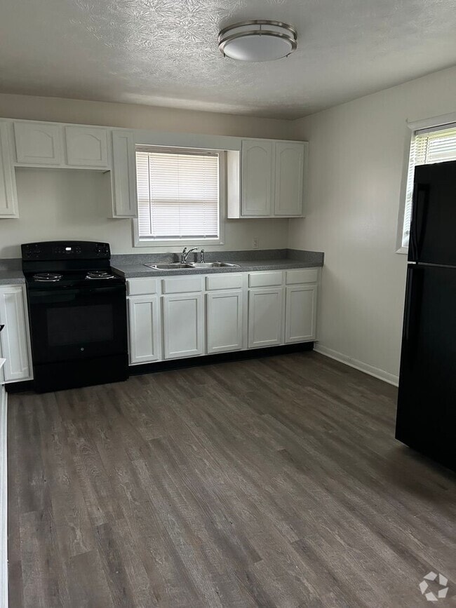 Building Photo - 7015-7017 N Manor Dr