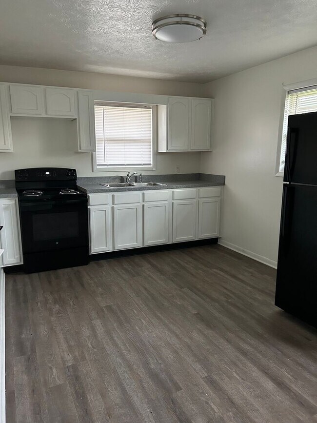 Building Photo - 7014-7016 N Manor Dr