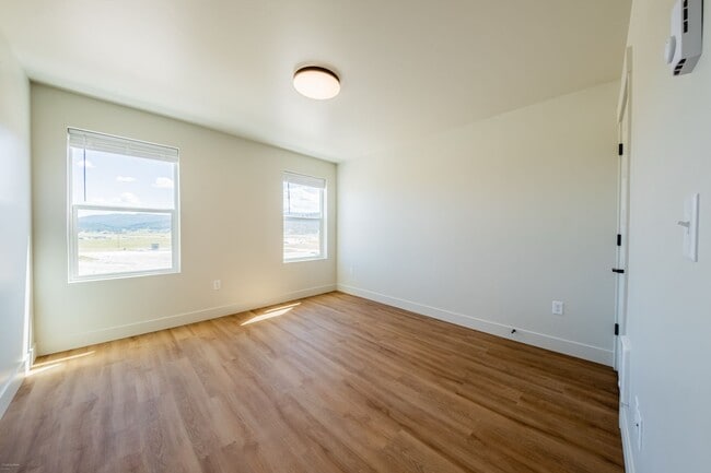 Building Photo - 2 bed 1 bath  Modern Apartment - 1025 sqft