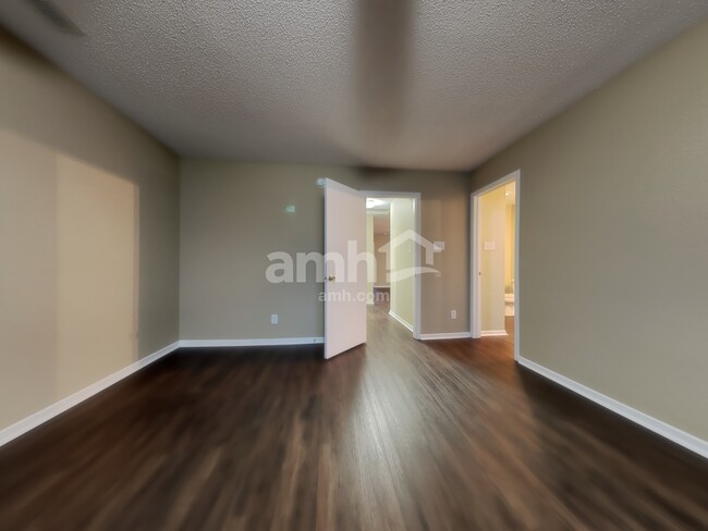 Building Photo - 10243 Cumberland Pointe Blvd
