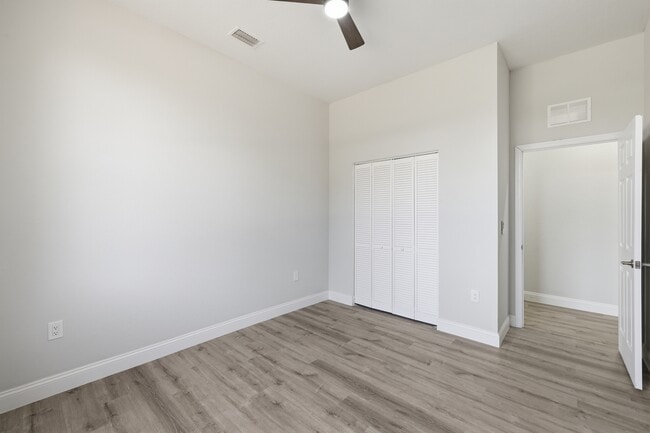 Building Photo - 825 Carbon St E