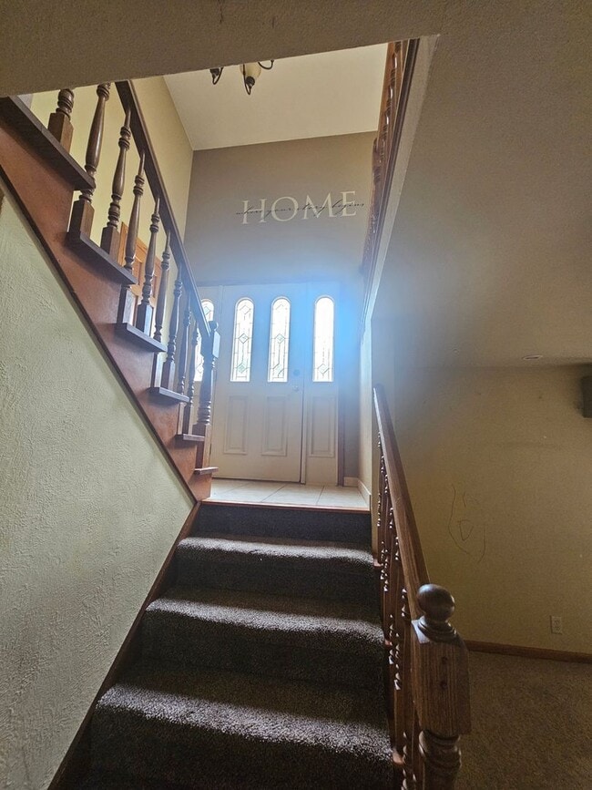 Building Photo - 3 bedroom 2 bath with additional lower lev...