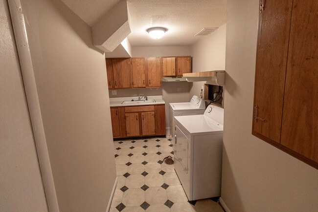 Building Photo - 3006 Lynnwood Dr