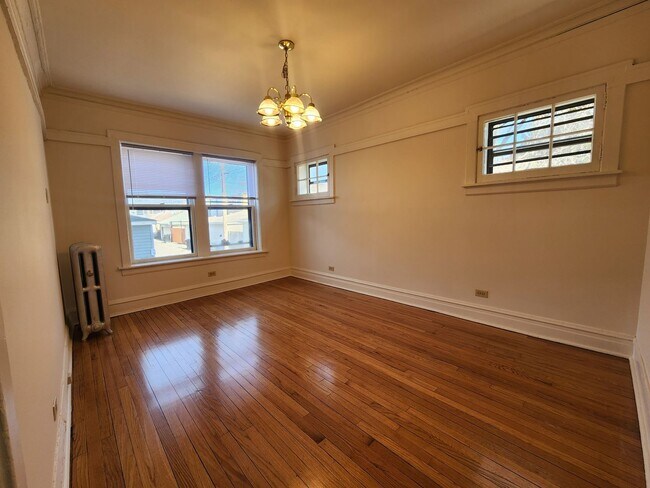 Building Photo - 3348-1 W Sunnyside 1bed/1bath