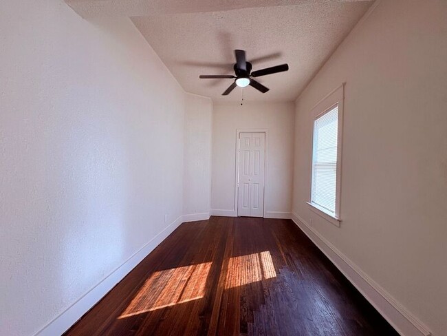 Building Photo - 1416 S Hardy Ave