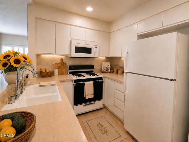 Building Photo - 360 S Los Robles Ave