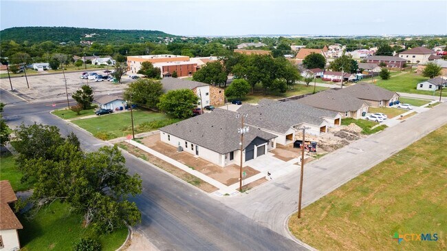 Building Photo - 414 W Avenue C