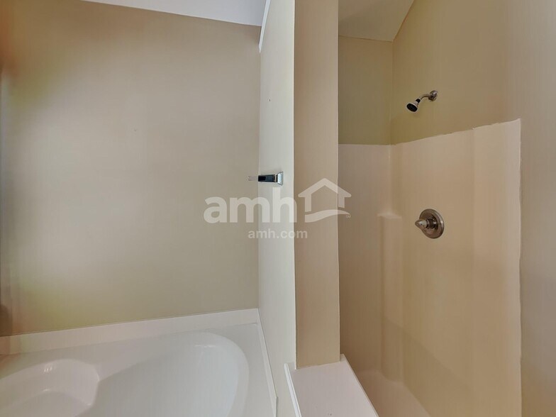 Building Photo - 2814 Sutherland Dr