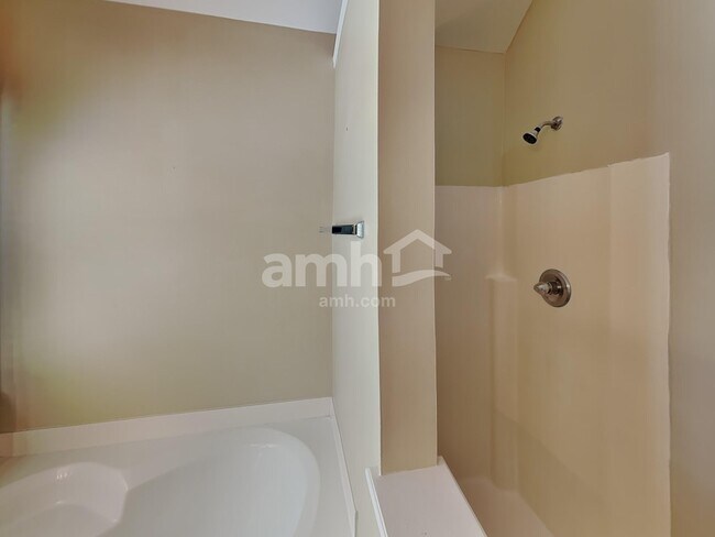 Building Photo - 2814 Sutherland Dr