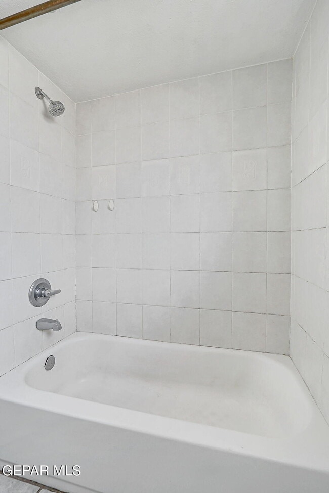 Building Photo - 3229 E Glen Dr