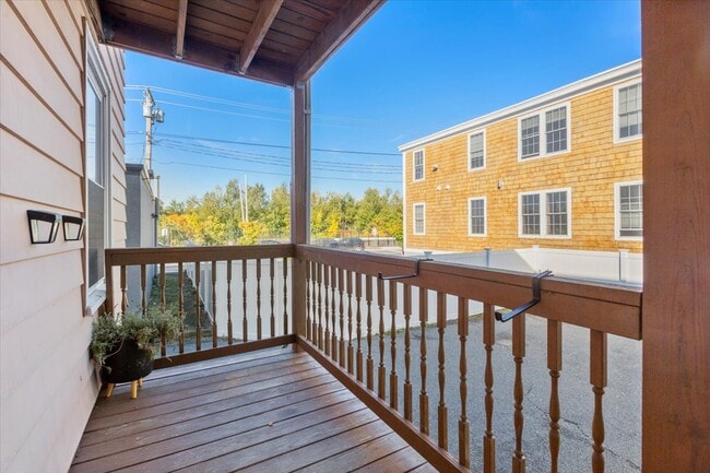 Building Photo - 52 Roslyn St