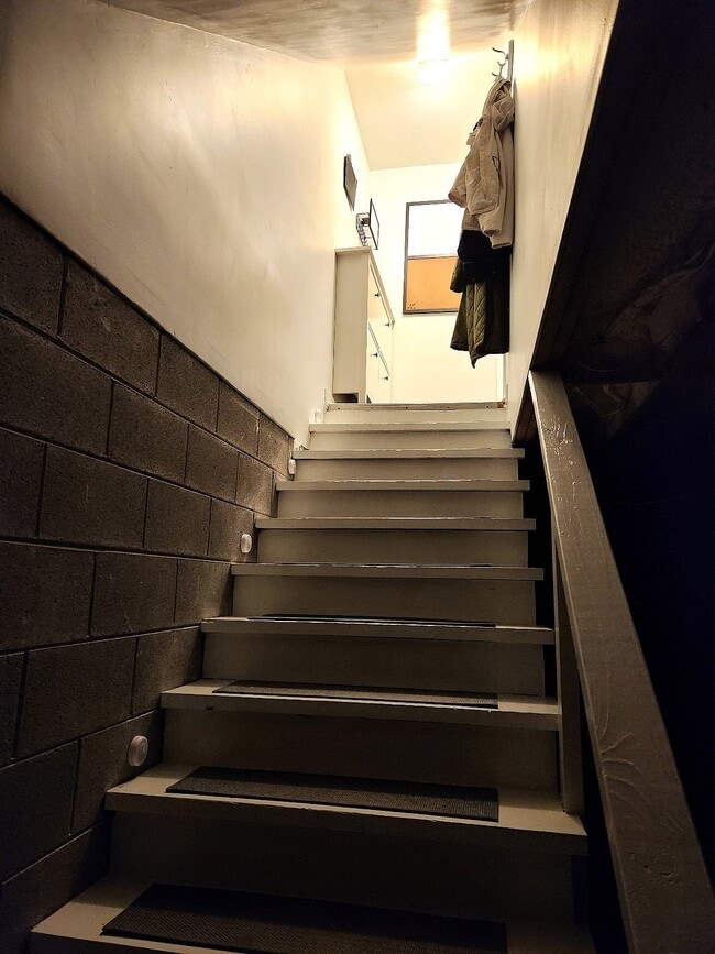 Building Photo - Location, location, location! Beautiful 2BR/1.5BA townhouse in West End Park!