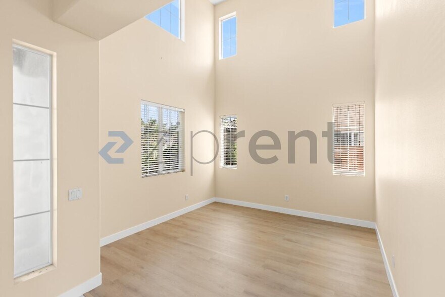 Building Photo - Unit