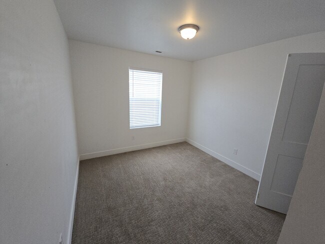 Building Photo - 754 E 950 N