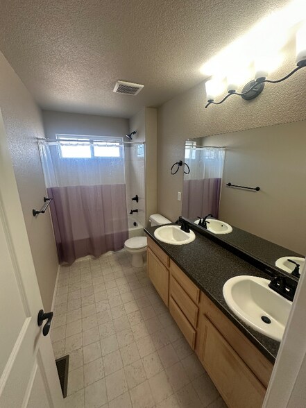 Building Photo - 2142 Falling Leaf Dr