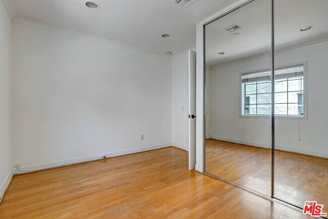 Building Photo - 456-452 Smithwood Dr
