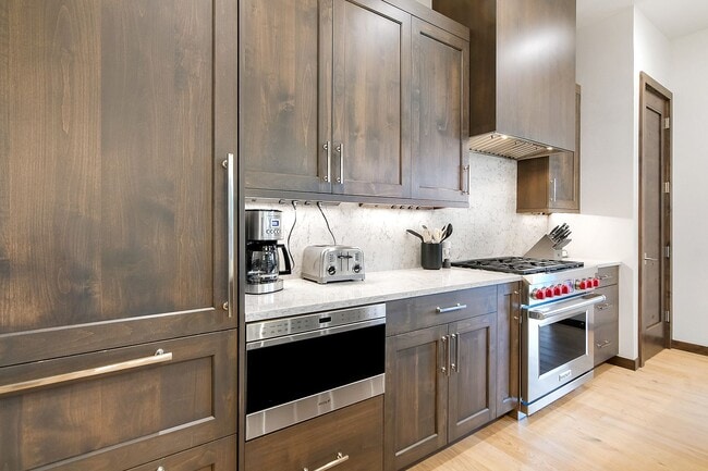 Building Photo - Luxury ski season rental is an entertainer...