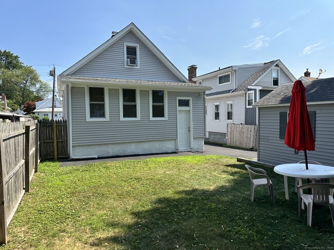 Building Photo - 128 Grove Pl
