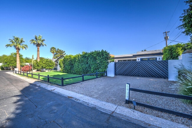 Building Photo - 6929 E Mariposa Dr